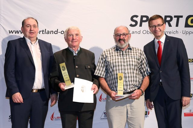 Aus dem Bezirk Grieskirchen erhielten (v.l.n.r.) Johann Reizl (ÖTB Neumarkter Turnverein 1904) und Walter Hörzi (SK Ford Danner Gallspach) das Landes-Sportehrenzeichen in Gold von Präsident Erich Haider (li), dem derzeit Vorsitzenden der Landessportorganisation und Wirtschafts- und Sport-Landesrat Markus Achleitner (re). | Foto: Land OÖ/ Lisa Schaffner