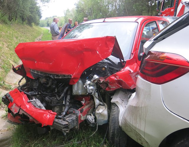 Auf der B63a kam es zu einem schweren Verkehrsunfall mit vier Autos.
