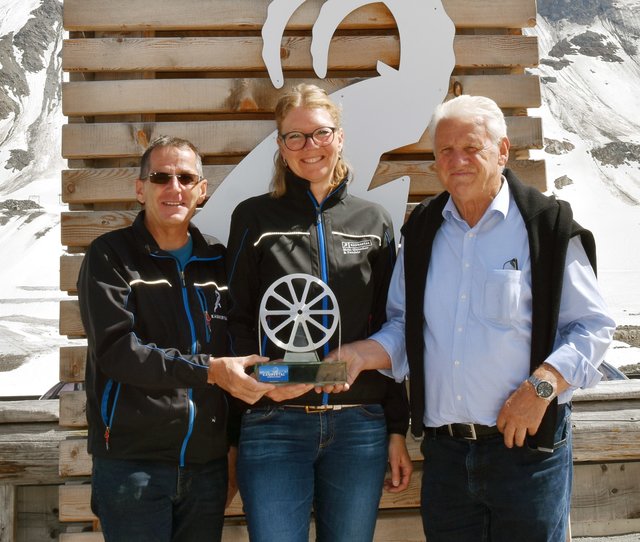 Symbolische Übergabe einer Seilscheibe zum Wechsel in der Geschäftsführung (v.l.): Franz Wackernell, Beate Rubatscher-Larcher und Seilbahnpionier Eugen Larcher. | Foto: Kaunertaler Gletscher