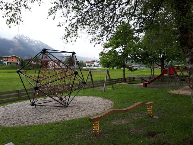 St.Veit: Der Spielplatz unterhalb des Seelackenmuseums lädt ein zum Klettern, Schaukeln, Wippen, Balancieren oder Sand spielen. Die Kinder finden je nach Interesse vielseitige Möglichkeiten sich auszutoben. Die Bäume bieten ausreichend Schatten an heißen Tagen. | Foto: Daniela Pirnbacher