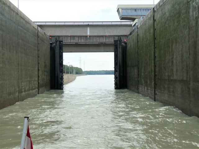 Tor der Schleuse schließt sich