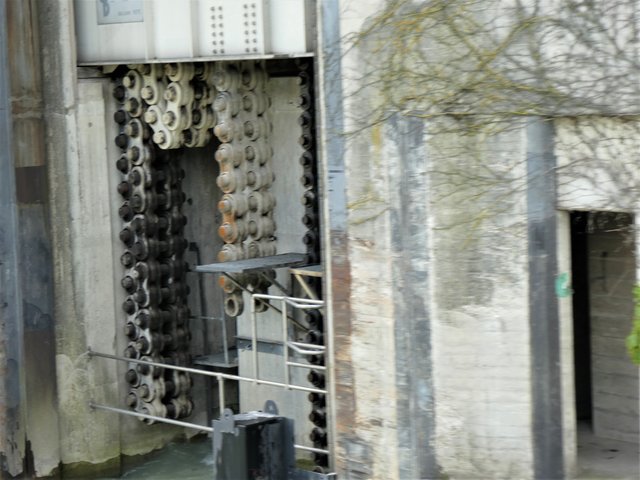 auf der anderen Seit öffnet sich das Tor