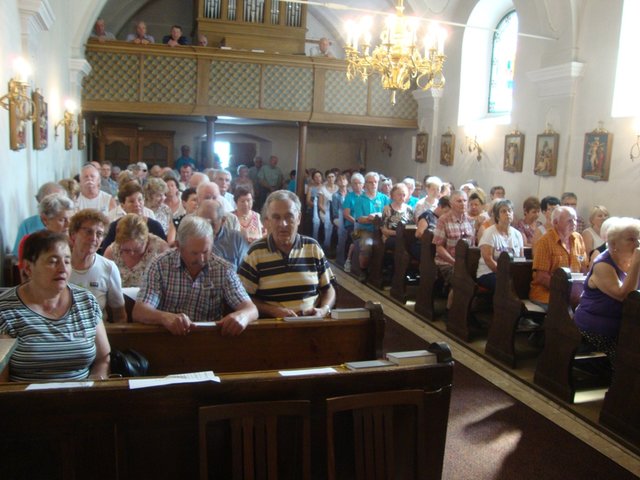 Die Teilnehmer bei der ökumenischen Andacht in der Kirche von Jabing