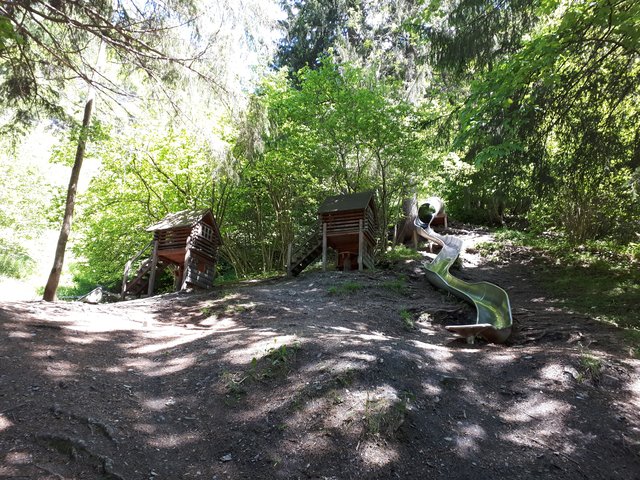Dorfgastein: Nach einem kurzen Spaziergang erreicht man den Abenteuerspielplatz. Hier ist die Seilbahnrutsche ein Highlight für die Kinder. Die lange Rutsche und die Häuschen zum Verstecken sorgen für Spaß und Spannung. An heißen Tagen sorgen die Bäume für angenehme Frische. | Foto: Daniela Pirnbacher