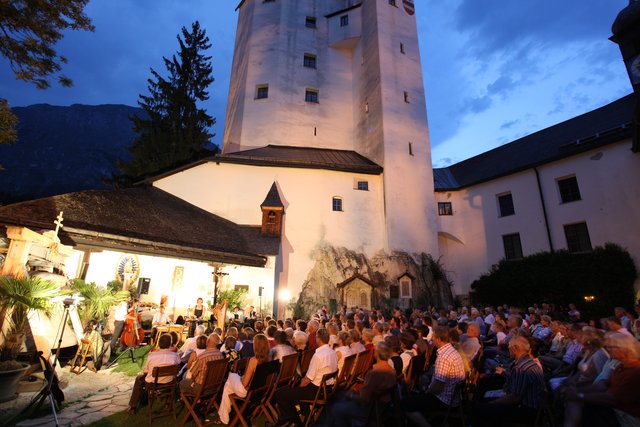 "Tschejefem" beim Volksmusikabend der "Academia Vocalis" im Hof der Wallfahrtskirche Mariastein.