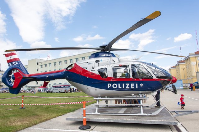 Als Höhepunkt steht ein Polizeihubschrauber zur Besichtigung bereit.