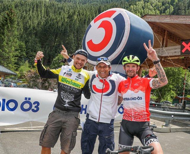 Race Across America-Gewinner Christoph Strasser, Ö3-Moderator Tom Walek und Karl Prungraber (Teilnehmer der Challenge). | Foto: Pressefoto Neumayr, Presseaussendung der Großglockner Hochalpenstraßen AG