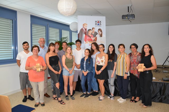Das Mediations-Team  mit Dir. Friedl, LSR HR Schütz-Fatalin, Hilde Mouradkhanian, Michaela Hellmann, den aktuellen Coaches Manfred Wiedenhofer und Gesa Buzanich sowie Help-Vereins-Obfrau Irmgard Raidinger. MediatorInnen: Maya Srour-Mallah, Argjent Hajdari, Klara Shqau, Leona Winkler, Raphael De Miranda, Alexandra Graf, Natalie Pallesch, Anja Eder, Fatima Izatullaeva, Eva Mayer und Jehona Berbati | Foto: GB