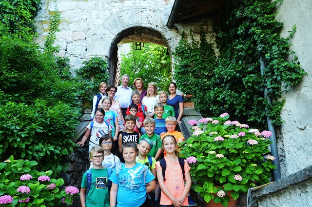 Die Kinder der 3a mit ihren Begleiterinnen sowie Paul und Annelore Inama.