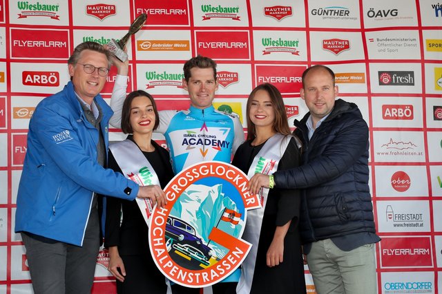 Siegerbild mit Glocknerkönig Ben Hermans und Dr. Johannes Hörl (Vorstand Großglockner Hochalpenstraßen AG, links im Bild) sowie LAbg. Hannes Schernthaner (Bürgermeister der Gemeinde Fusch an der Großglocknerstraße, rechts). | Foto: Pressefoto Neumayr, Presseaussendung der Großglockner Hochalpenstraßen AG