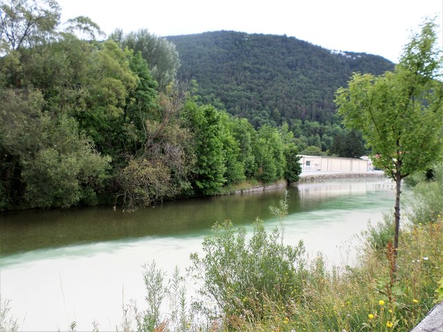 Sedimente aus dem Berg färben die Bäche und die Schwarza nach dem Wassereinbruch in der Tunnelbaustelle milchig. Die Ausreden der Betreiber sorgen für Unmut und Kofschütteln in der Alpenstadt | Foto: Wilfried Scherzer-Schwarzataler