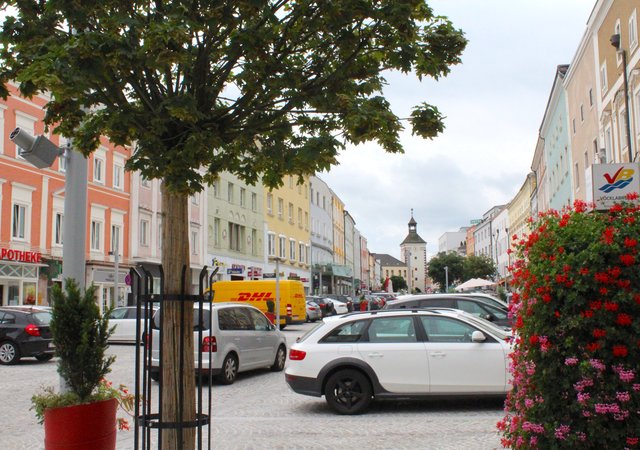 Auf dem Stadtplatz von Vöcklabruck wird es aller Voraussicht nach auch künftig ein Miteinander von Autos und Fußgängern geben. Die Zahl der Parkplätze soll reduziert werden.
