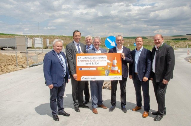 Herbert Svec, Leiter Straßenbauabteilung Weinviertel; Josef Decker, Straßenbaudirektor Niederösterreich; Gerhard Heinzl, Straßenmeister Poysdorf; Karl Wilfing, Landtagspräsident Niederösterreich; Alexander Walcher, ASFINAG-Geschäftsführer; Heinz Springer, ASFINAG-Projektleiter A 5 Umfahrung Drasenhofen; Herbert Pech, Vizebürgermeister Drasenhofen