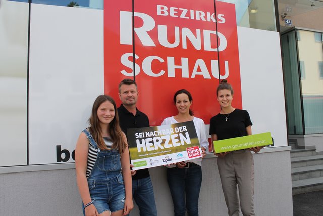 v.l.: Katharina, Thomas und Birgit Huber bekommen den Gewinn von BRS-Redakteurin Anna Böhm überreicht. | Foto: BRS/Huber