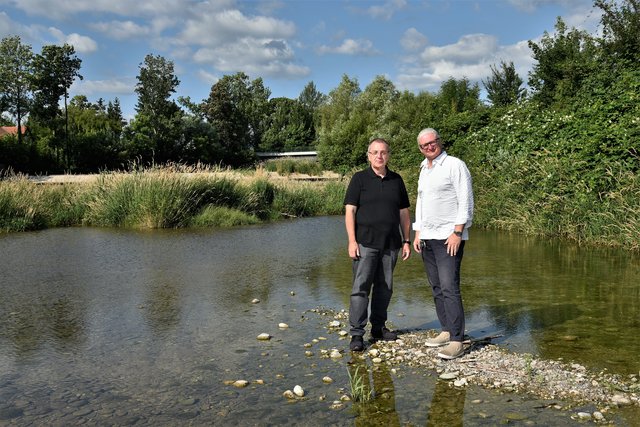 Bürgermeister Rupert Dworak und Gemeindewasserleitungsverbands-Obmann Peter Spicker am Ufer der Schwarza in Ternitz, wo sich die Menschen wegen des milchig-weißen Wassers im Flussbett um ihr Trinkwasser sorgen.