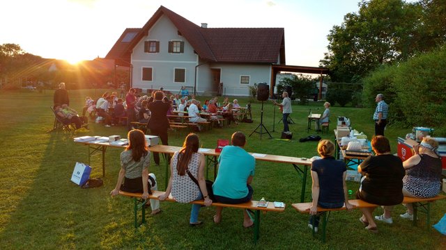 Alle drei Lesungen finden dieses Jahr wieder auf der idyllischen Wiese hinter der Kapelle Dörfla statt.