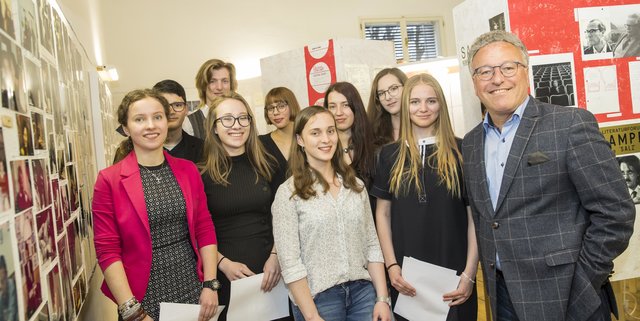 Du schreibst gerne und möchtest dich weiterentwickeln? Bewirb dich für "Jugend schreibt" und stehe vielleicht schon bald – wie diese Teilnehmer – neben Landeshauptmann-Stellvertreter Heinrich Schellhorn…  | Foto: LMZ/Neumayr/Leo