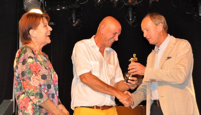 Brigitte Riedl und Wolfgang Wiesmayr erhielten von Bürgermeister Herbert Brunsteiner (v.l.) einen "Oscar"