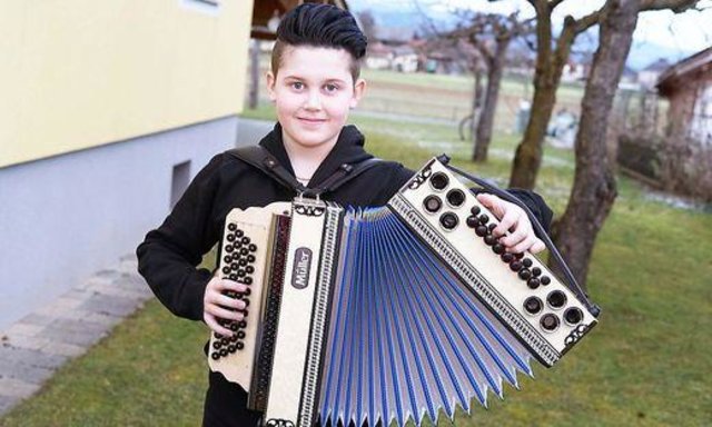 Lucas Rakautz mit der steirischen Harmonika. 
Ein Talent der besonderen Art | Foto: KK/privat