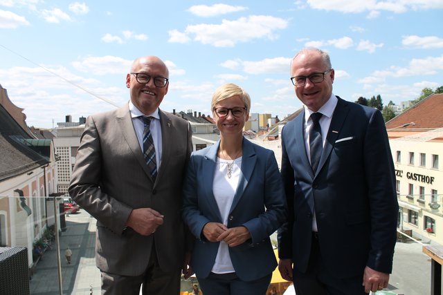 Laurenz Pöttinger, Doris Hummer und Günther Bascher auf der Dachterrasse der Sichtbar in Grieskirchen.