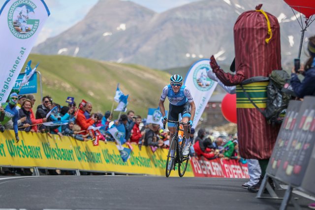 Glocknerkönig Ben Hermans bei der Zielankunft am Fuscher Törl. | Foto: Pressefoto Neumayr - Presseaussendung der Großglockner Hochalpenstraßen AG