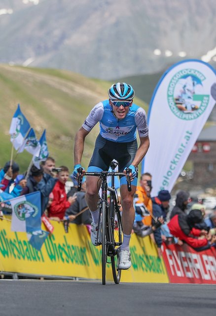 Glocknerkönig Ben Hermans bei der Zielankunft am Fuscher Törl. | Foto: Pressefoto Neumayr, Presseaussendung der Großglockner Hochalpenstraßen AG