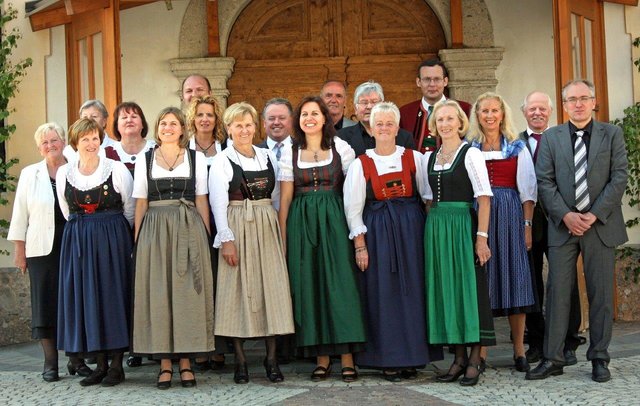 Der Kirchenchor Birgitz unter der Leitung von Maximilian Bauer (re.) ist am kommenden Sonntag zu hören. | Foto: privat