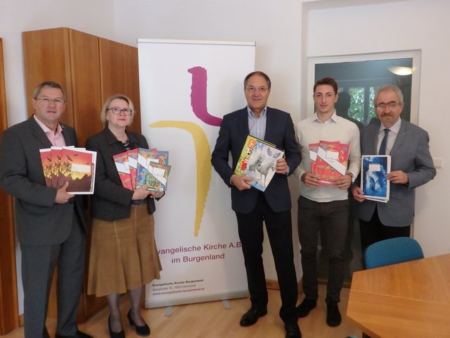Philip und Rudolf Knotzer übergaben Schulutensilien an die evangelische Kirche (im Bild) und an die Caritas