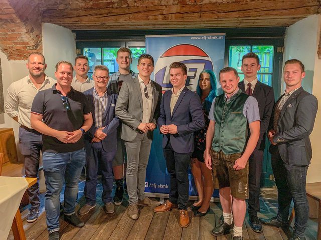 Der neue Vorstand der RFJ-Stadtgruppe Leoben mit den Ehrengästen: Thomas Angerer, LAbg. Marco Triller, BR Gerd Krusche, Juraj Lochmann, Alessandro Kopeter, Fabian Gutschreiter, Melanie Stix, Oliver Brunnhofer, Kevin Kutschi, Philipp Koller (v.l.).