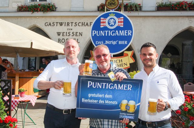 V.l.: Rösselwirt Roland Leibetseder, der Bezirksblätter-Bierkaiser für Juli Guido Schön und Stefan Ederl (Brau Union).