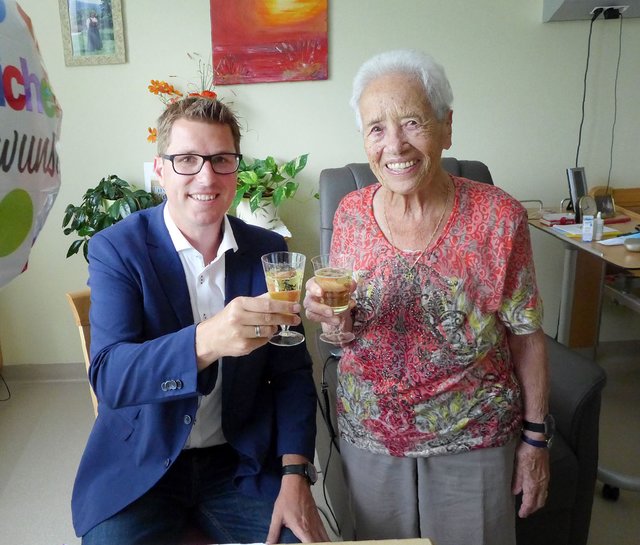 Stießen mit einem Gläschen Sekt auf den Neunziger an - Bgm. Christian Härting und Maria Lechner.