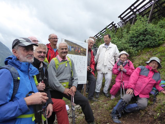 "Wald der aufgehenden Sonne" in Galtür: Bgm. Anton Mattle (4. v.l.) mit Vertretern der Wildbach- und Lawinenverbauung und der japanischen Delegation.