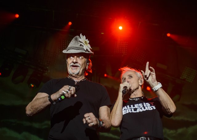 Thomas Spitzer und Klaus Eberhartinger geben mit der E.A.V. noch ein Zusatzkonzert in Pinkafeld.