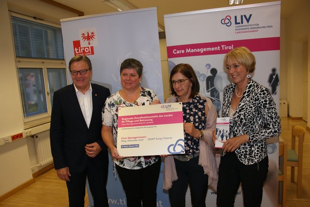 LH Günther Platter (li.) und Gabi Schiessling (re.) mit den beiden Case Managerinnen Manuela Juen und Sonja Theiner