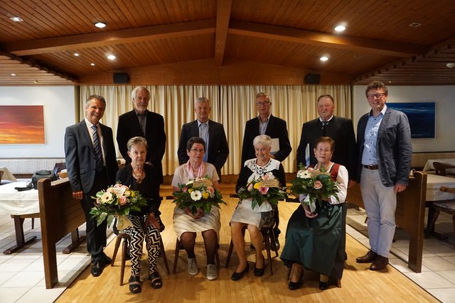 Dr. Christoph Platzgummer (li) und Bürgermeister Walter Osl (re) freuten sich, die Ehrengabe des Landes an Tuula und Robert Gratt, Theresia und Rainer Senk, Rosa und Johann Strillinger sowie Johanna und Josef Peer zu überreichen.