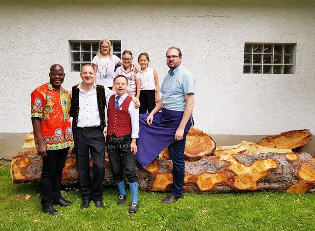 Pfarrer Charles Lwanga Mubiru,Erwin Truskaller, Matthias Glantschnig, Erich Glantschnig und Mallnitzer Kinder | Foto: privat