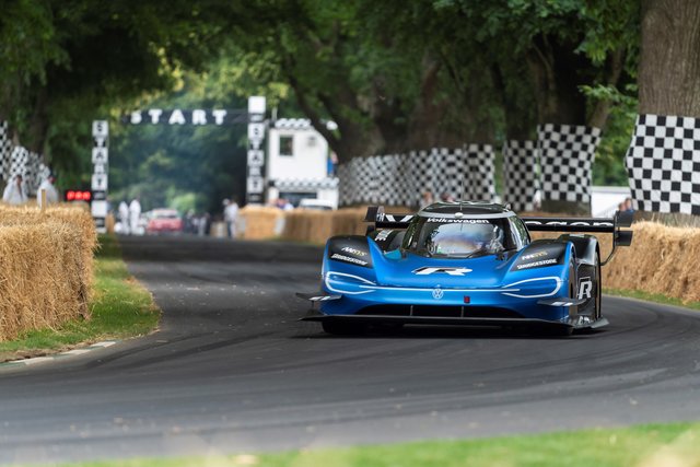 Der Volkswagen ID.R schafft als erster Elektro-Rennwagen den Gesamtrekord beim „Festival of Speed“.