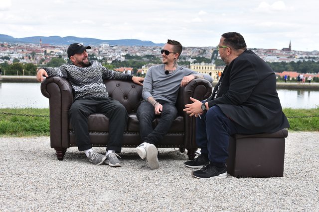 Beim Interview in Schönbrunn: Christopher Seiler (l.) und Bernhard Speer (r.) mit bz-Redakteur Thomas Netopilik.