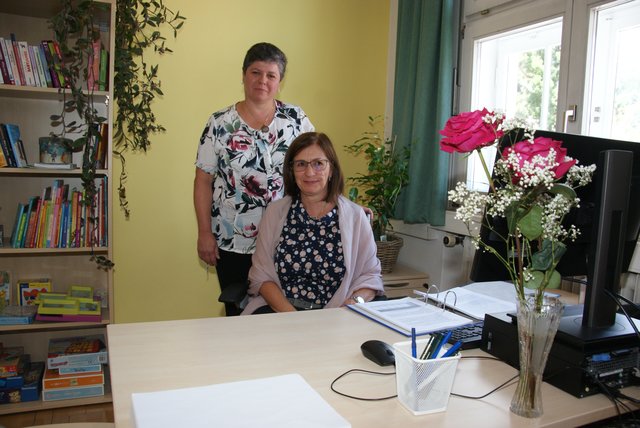 Die beiden Case Mangerinnen Manuela Juen (stehend) und Sonja Theiner in ihrem neuen Büro in der Innstraße 15 (altes Gesundheitsamt).