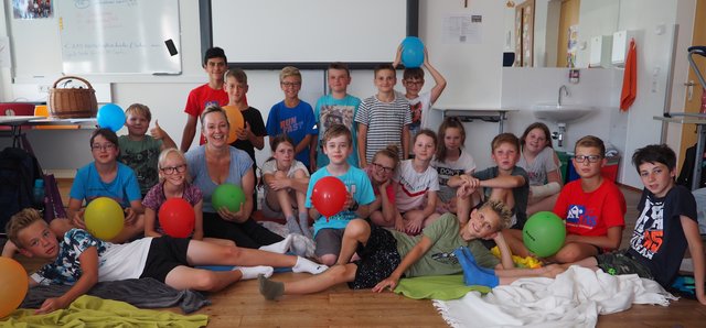 Die Schüler der 1b tiefenentspannt nach dem Shiatsu-Workshop mit Trainerin Elisabeth Fida.
