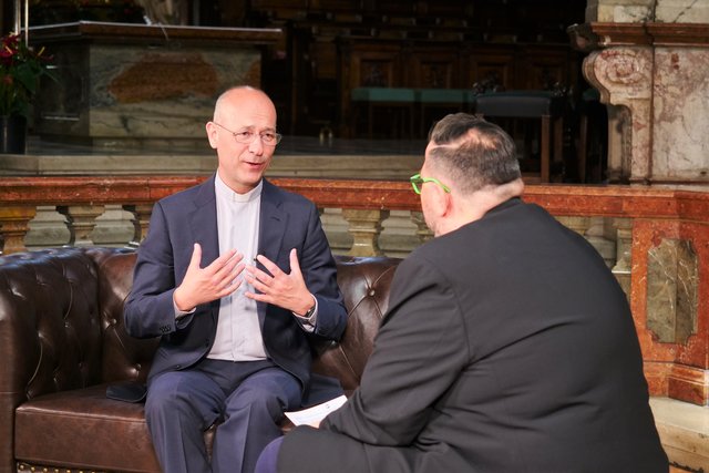 Beim ausführlichen Interview im Stephansdom: Toni Faber (l.) mit bz-Redakteur Thomas Netopilik. | Foto: Markus Spitzauer