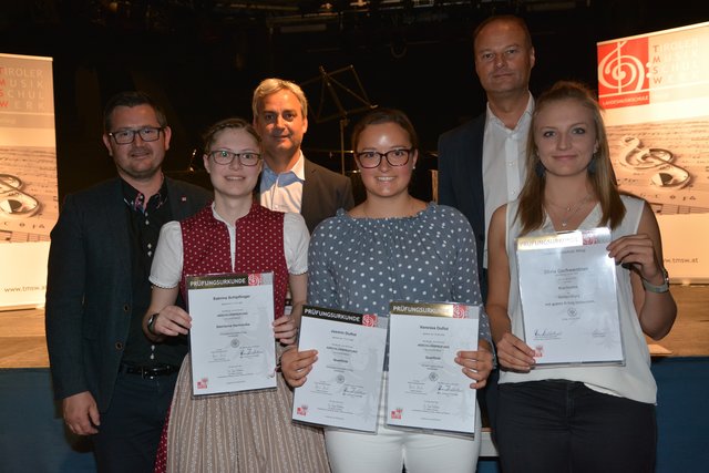 Harald Ploner, Fachgruppenleiter der Holzblasinstrumente, der stellvertretenden LMS-Direktor Michael Klieber und LMS-Direktor Johannes Puchleitner gratulierten beim Solistenschlusskonzert zu besonderen Leistungen den drei Schülerinnen Sabrina Schipflinger, Jasmin Duflot und Silvia Gschwentner (von links).