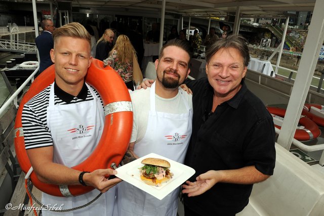 And the winner is - eine Kreation von Gregor Haunschmidt
v.l.n.r. Austria Torhüter Patrick Pentz,Gregor Haunschmidt, und Star Koch Heinz Hanner