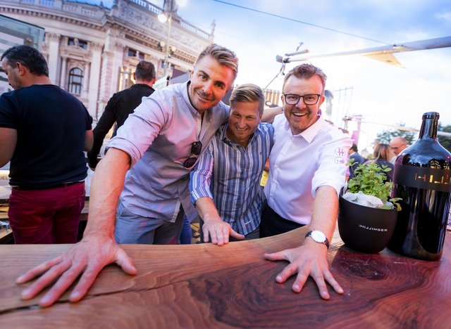 Markante Tische aus Großpetersdorf umrahmen die Lounge: Leo Hillinger, Hans Peischl, Ronni Gollatz | Foto: martinsteiger.at