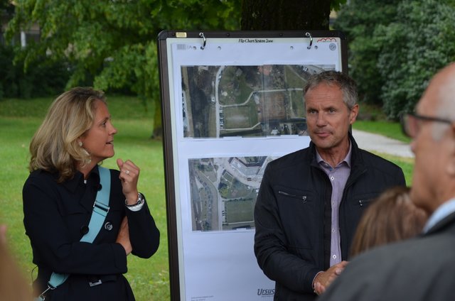 Vizebürgermeisterin Barbara Unterkofler und Gartenamtsleiter Christian Stadler sammelten die Ideen der Anrainer.  | Foto: Stadt Salzburg/Tschandl