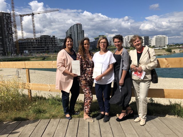 Präsentation der neuen Broschüre „Die Seestadt ist weiblich“ mit Frauen- und Wohnbaustadträtin Kathrin Gaal, HoHo Wien-Projektleiterin Caroline Palfy, Seestadt-Unternehmerin Sylvia Schlagintweit, „Science Buster“ und aspern-Beirat-Mitglied Elisabeth Oberzaucher und Künstlerin Milu Löff-Löffko, die die Porträts in der Broschüre gestaltet hat (v.l.n.r.). | Foto: Sellner