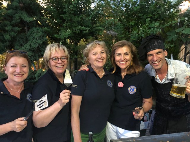 Die Kochrunde beim Sommerfest mit Grillmeister Franz Brunner von den Stiftsteichen St. Florian.