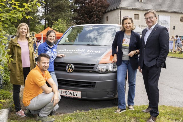 LH Günther Platter und LRin Patrizia Zoller-Frischauf präsentieren mit Thomas Schafferer (u.li.) das InfoMobil.
 | Foto: © Land Tirol/Die Fotografen