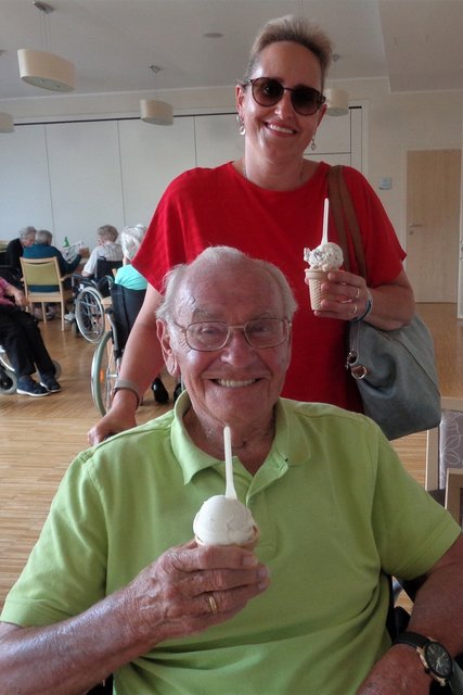 Das hausgemachte Eis der Traditionskonditorei Beiglböck sorgte im SeneCura Sozialzentrum Kirchberg am Wechsel für strahlende Gesichter.