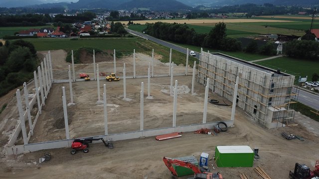 Aufnahme aus der Luft: der Baufortschritt an der neuen Halle wirkt von oben noch beeindruckender. | Foto: Huber